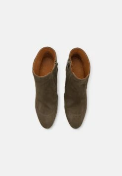 Chie Mihara Eyarci - Bottines À Talons Hauts - Military/Iron 11 Chie Mihara Eyarci - Bottines À Talons Hauts - Military/Iron -Chaussure Boutique 13492d4e538f42429b2aaeae2bd57a86