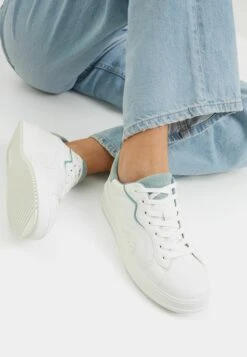 BERSHKA Contrast Details - Baskets Basses - White
